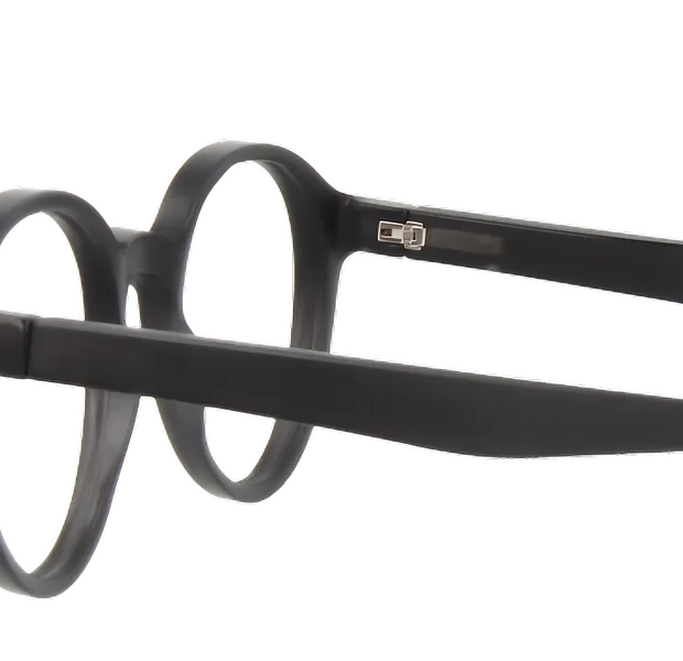 Nahaufnahme von Brillenscharniers einer schwarzen Brille