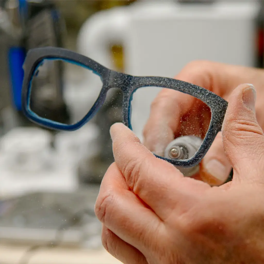 Brille wird geschliffen