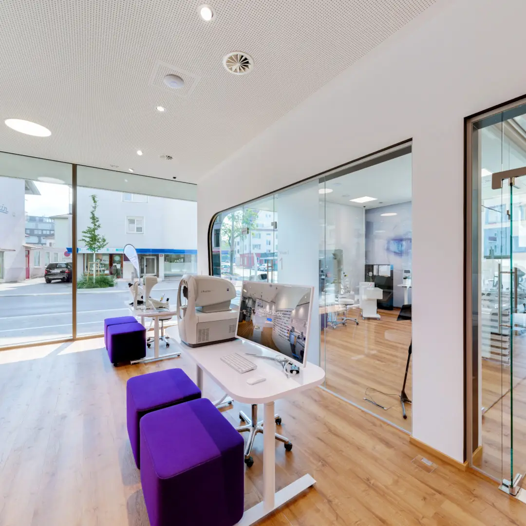 Stationen mit verschiedenen optometrische Geräte