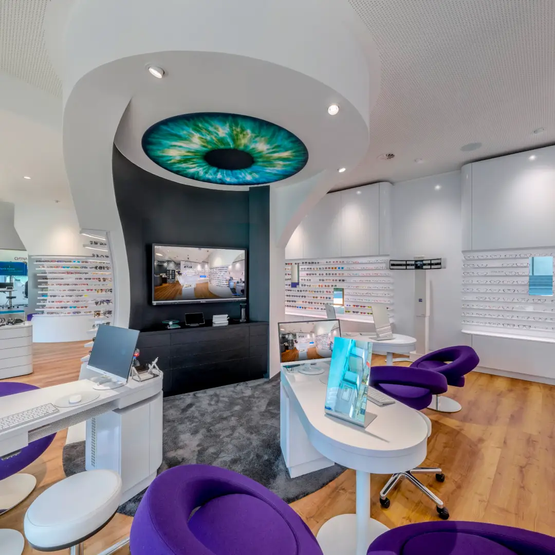 Raum Insel-Trenner mit Stationen für die Betreuung von Kunden rund herum