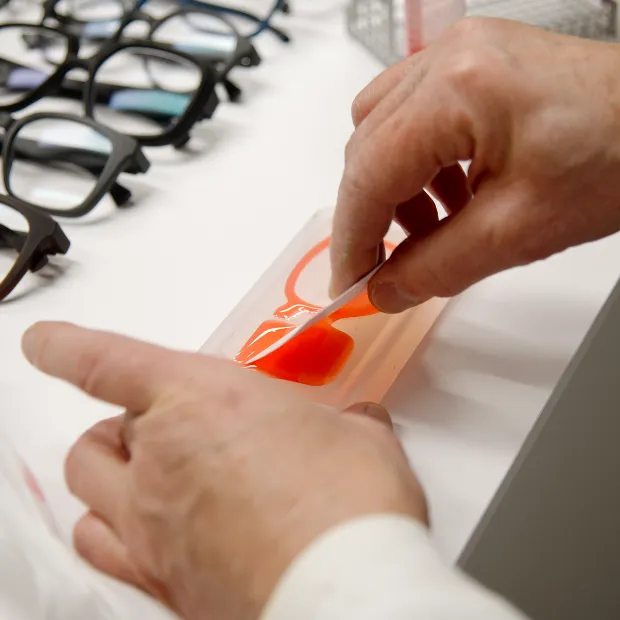 Flüssigharz wird in Form gestrichen