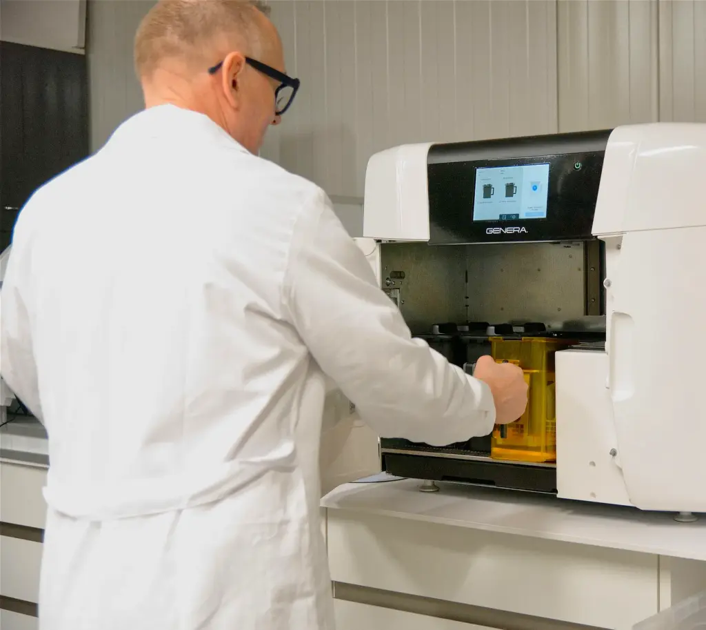 Peter füllt Kartusche ins Gerät